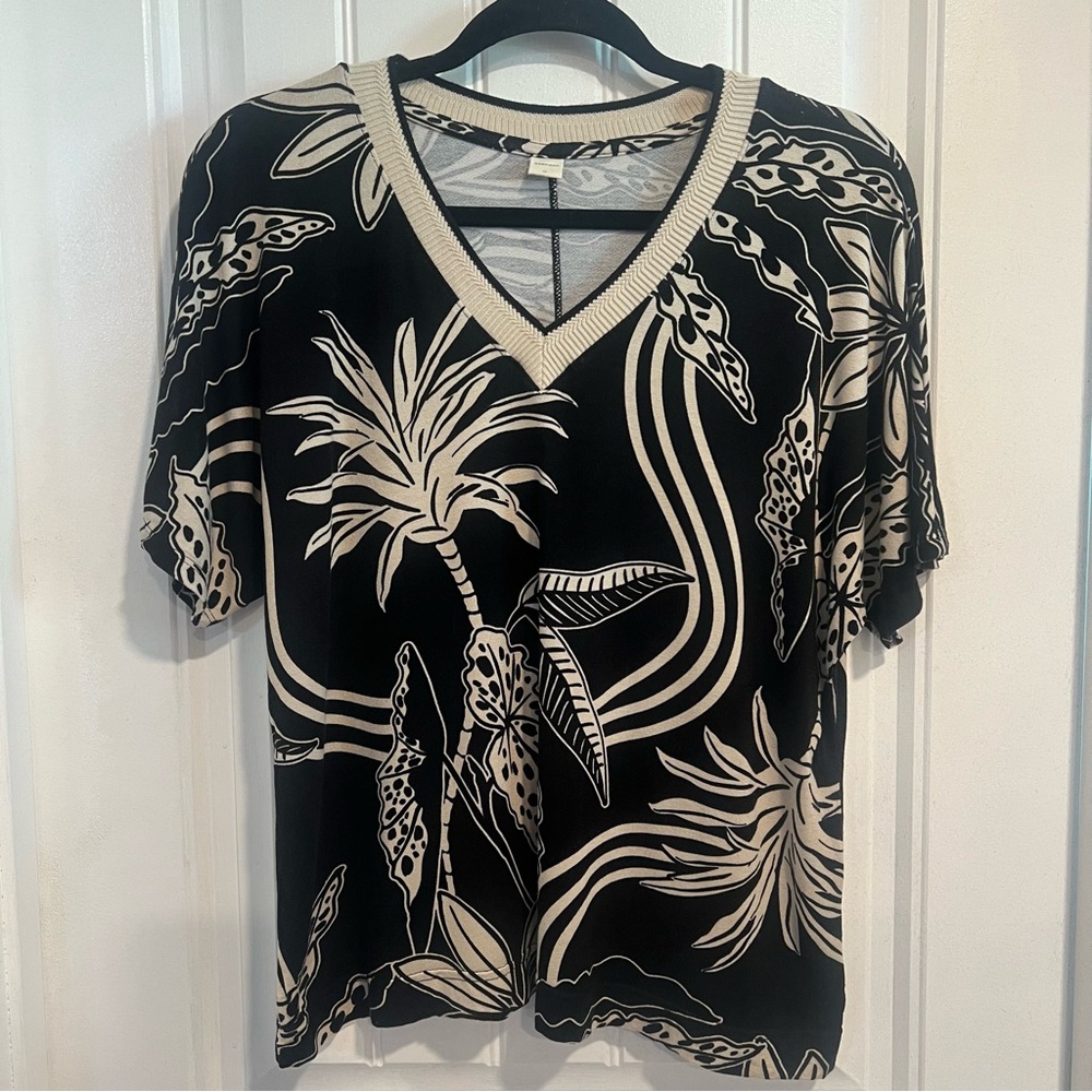 Marfinno Black and Cream Floral Design Women’s Short Sleeve Viscose Top. Large.